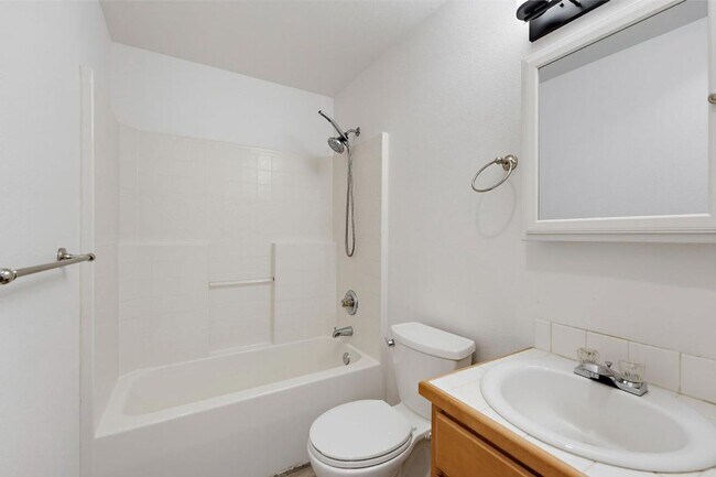 Building Photo - Spacious Puyallup Townhouse | 3-Bed Home with Main-Floor Primary Suite & Stainless Steel Appliances!