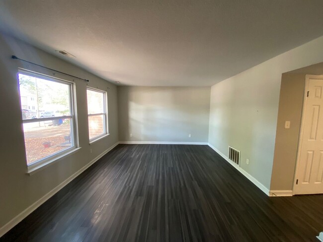 Building Photo - Spacious 3 Bedroom 2.5 Bath Townhome! "ASK...