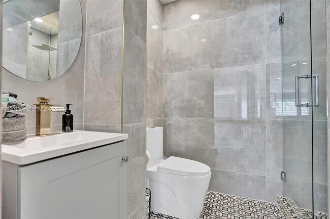 Building Photo - 1141 N North Lake Dr