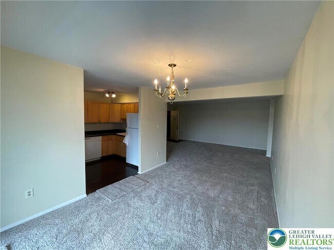 Building Photo - 1590 Alta Dr