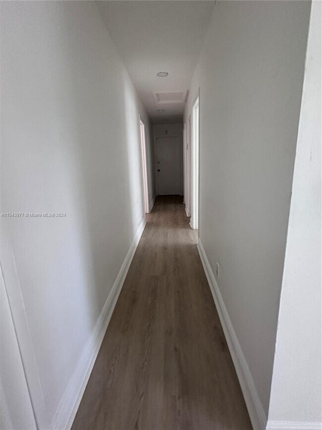 Building Photo - 547 Patio Village Way