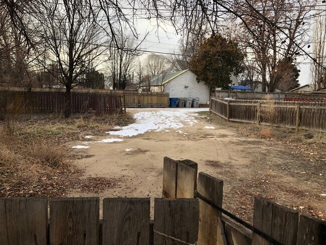 Building Photo - Spacious Basement Apartment in Downtown Ca...