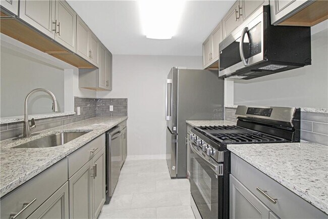 Building Photo - 204 Ivy Green Ln SE