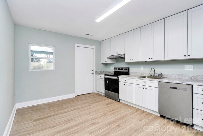 Building Photo - 1521 Effingham Rd