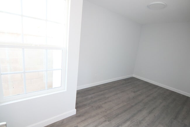 Building Photo - 1231 E 53rd St