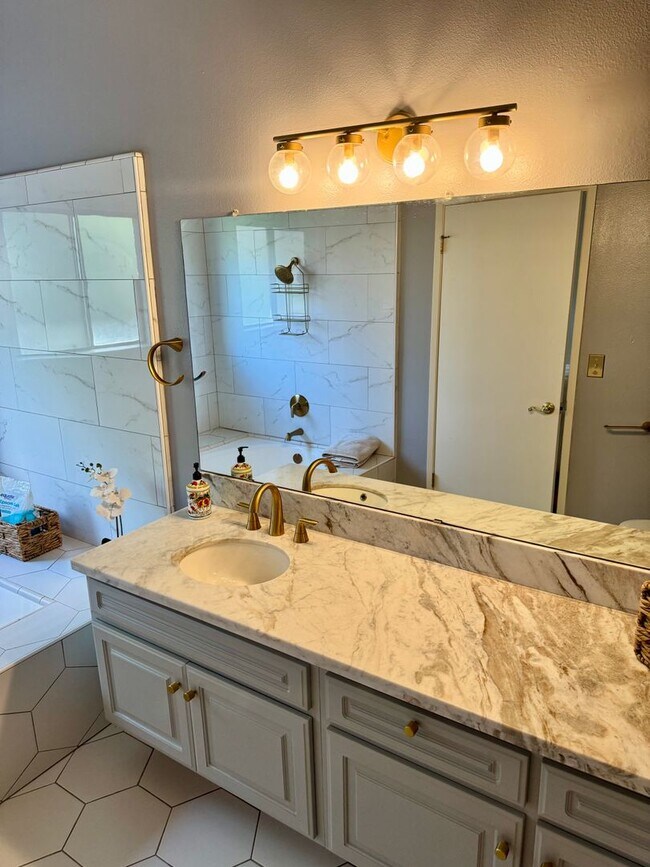 Building Photo - 2 Bedroom, 2 Bath Condo
