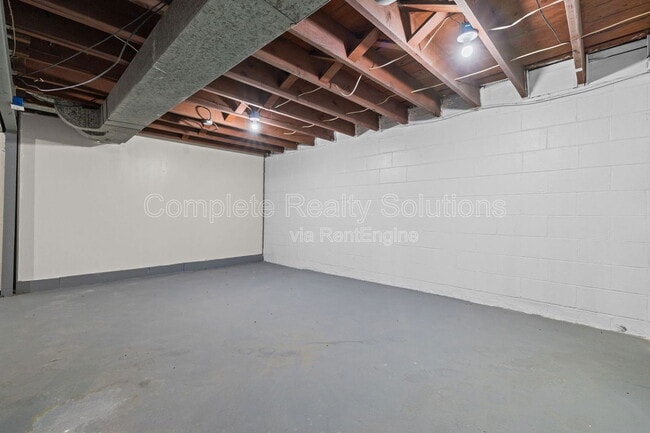 Building Photo - 375 Adrian Dr