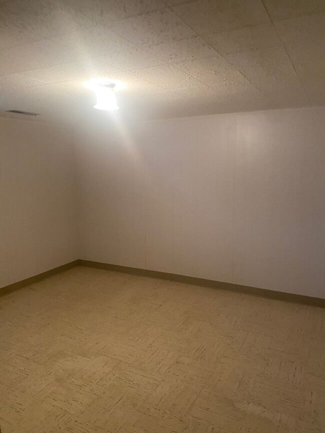 Building Photo - Spacious Duplex in Great Location