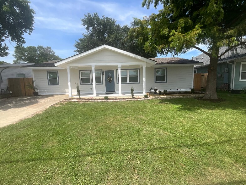 Primary Photo - 1216 Hymelia Ave
