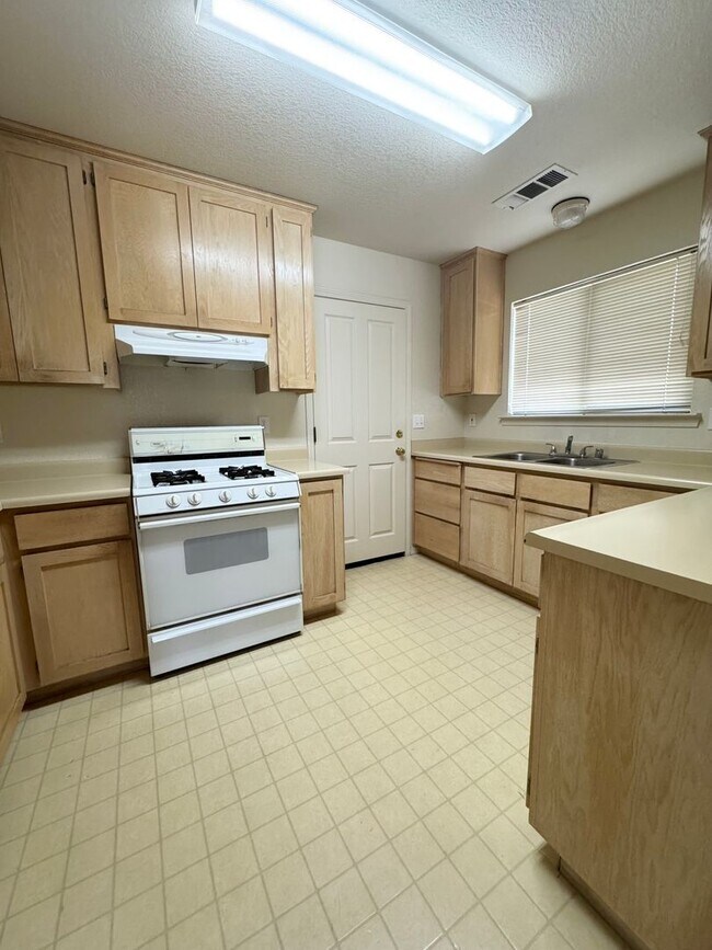 Building Photo - Fantastic Duplex in Desirable Location