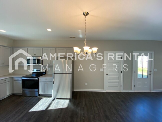 Building Photo - 215 White Oak Cir