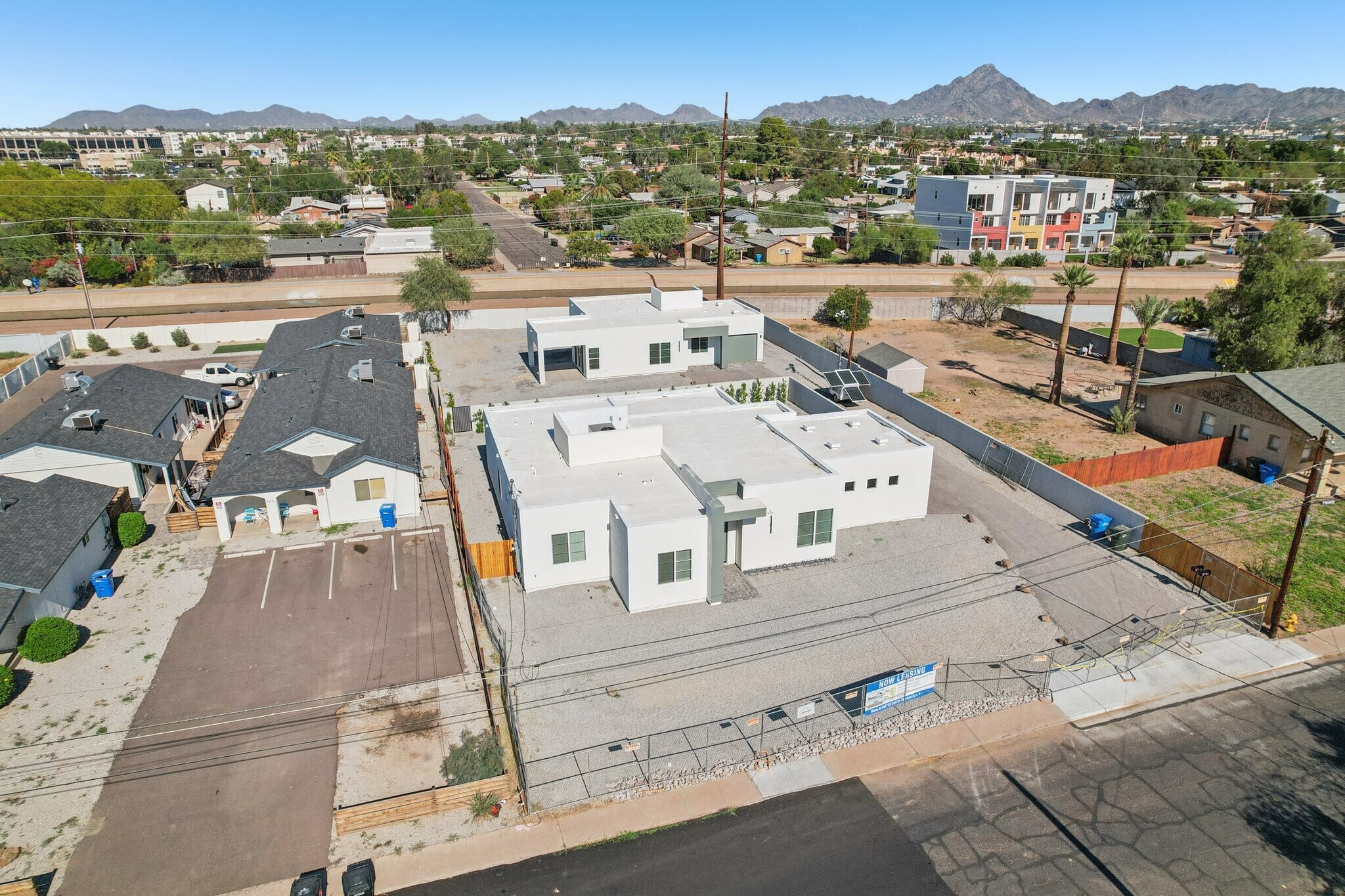 Building Photo - 910 E Roma Ave