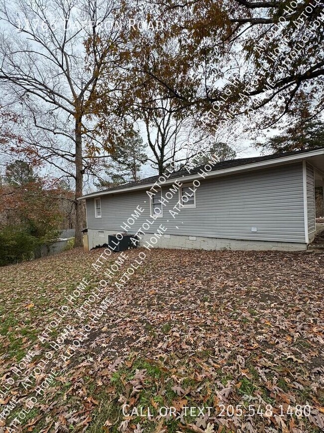 Building Photo - 3 Bedroom with hardwood floors and large y...