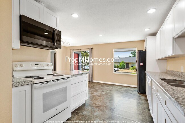Building Photo - Three Bedroom Cottage in NE Salem!