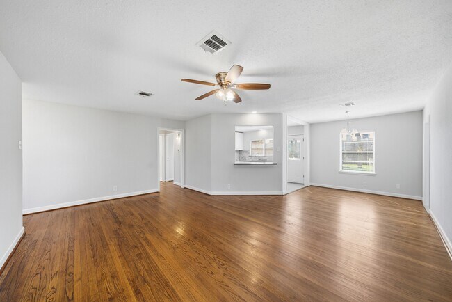 Building Photo - 8401 Highcrest Dr