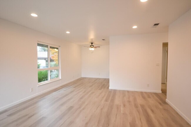Building Photo - 5013 Pine Tree Terrace