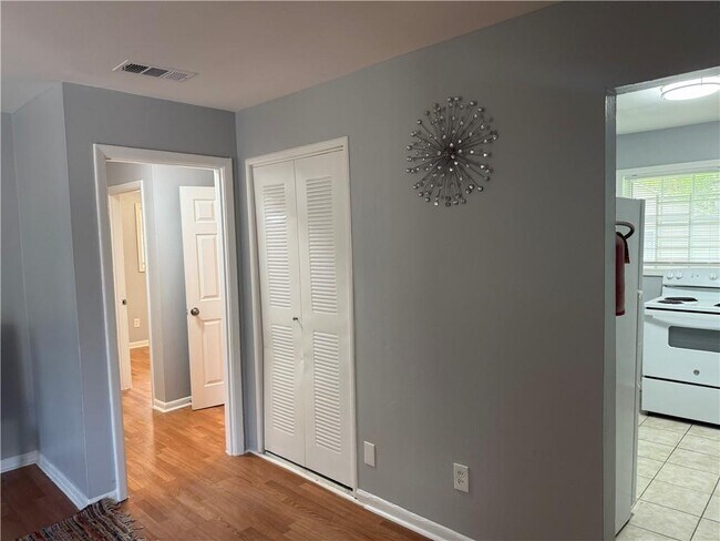 Building Photo - 1084 Jolly Ave