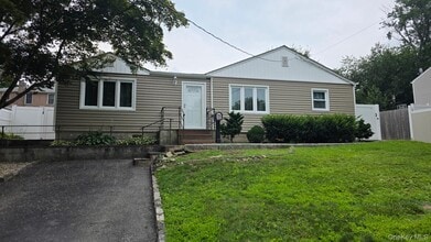 Building Photo - 28 Round Hl Dr