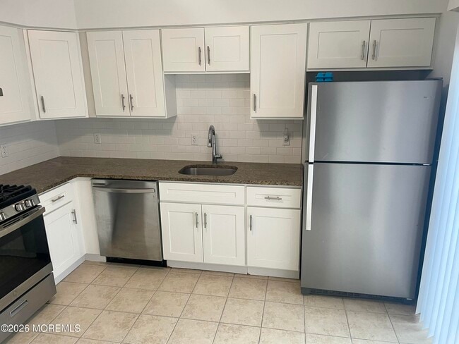 Building Photo - 44 Racquet Rd