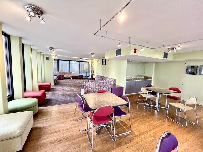 Building Photo - 100 E Walton Pl