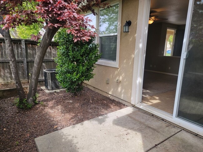 Building Photo - Adorable 2 bedroom 2 bath home