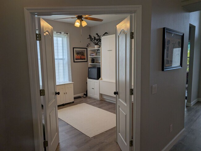 Building Photo - 3 Bed 2 bath 2 car garage pool home