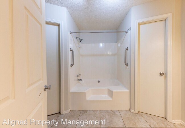Building Photo - 4 br, 2 bath House - 1715 Calgary Trail