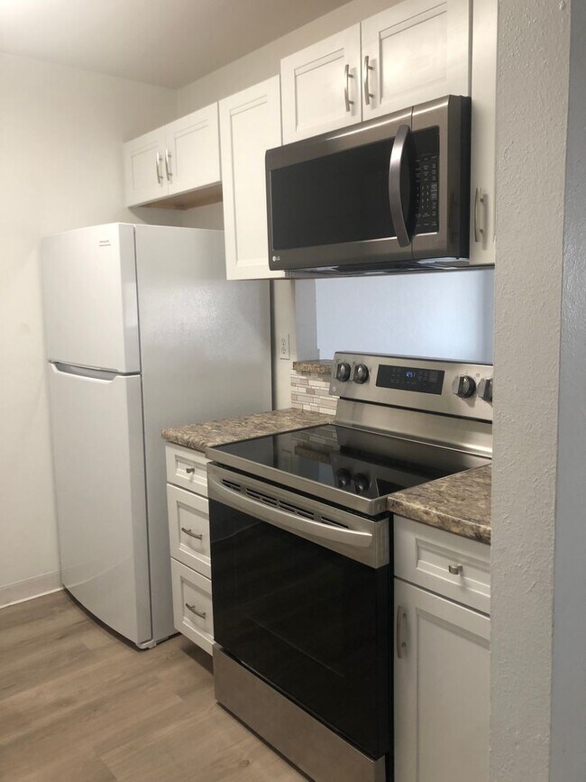 Building Photo - Affordable 3 Bed 2 Bath Condo, Attached Garage, on Quiet Street in Lafayette