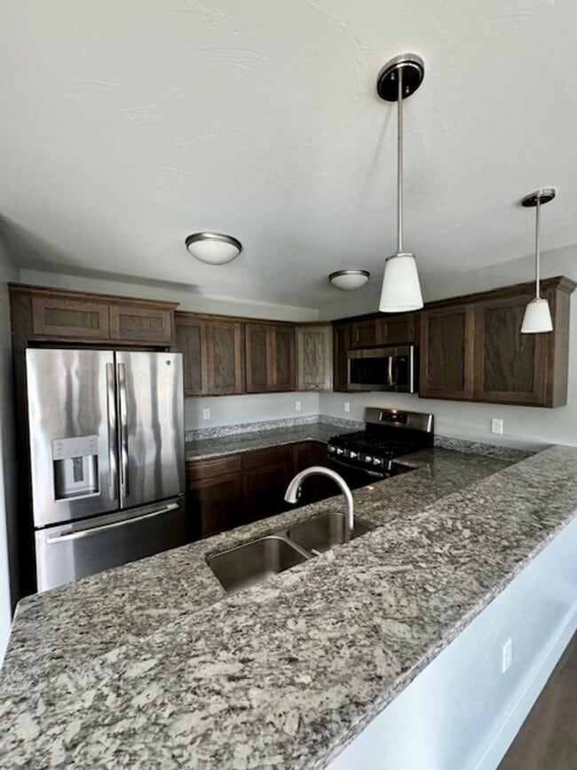 Building Photo - 3 Bedroom, 2 1/2 Bathroom Townhouse -2 weeks free rent with 1-year lease-