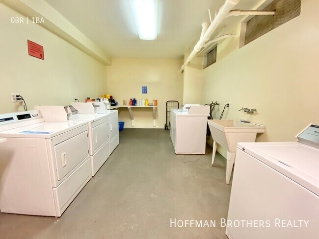 Building Photo - 606 S Dunsmuir Ave