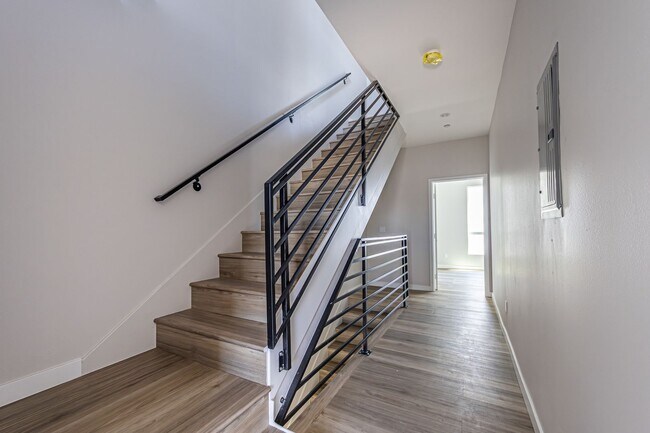 Building Photo - Stunning 4-bedroom, 4-bathroom tri-level t...