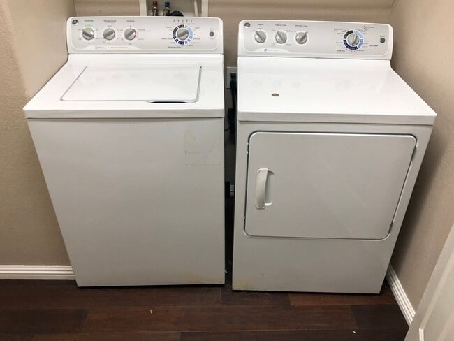 Building Photo - 3 BEDROOM & 2.5 BATH TOWNHOME LOCATED IN G...
