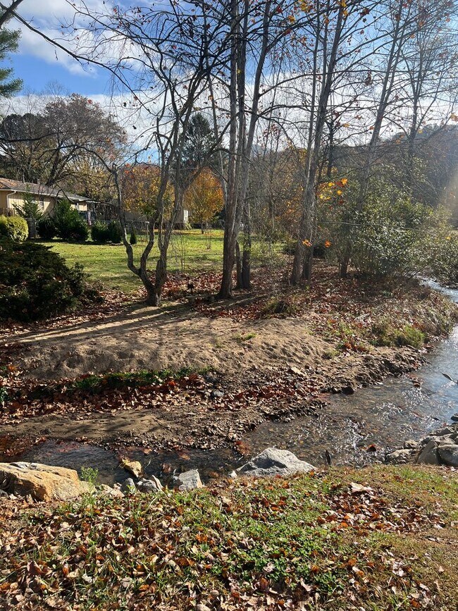 Building Photo - Unfurnished Beaverdam Home - All One Level