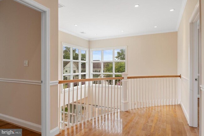 Building Photo - 5905 Lone Oak Dr