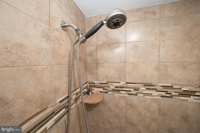 Building Photo - 227 E Hathaway Ln