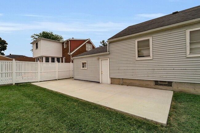 Building Photo - 76 Stearns Ave