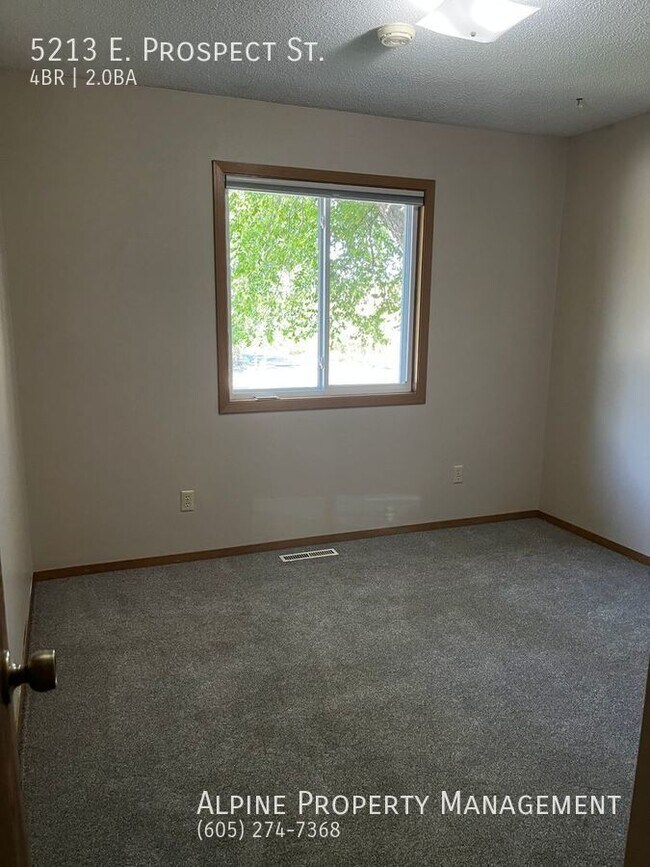 Building Photo - Newly Renovated 4 Bed/2 Bath East Side Ran...