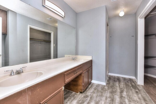 Building Photo - 1202 Southwalk St