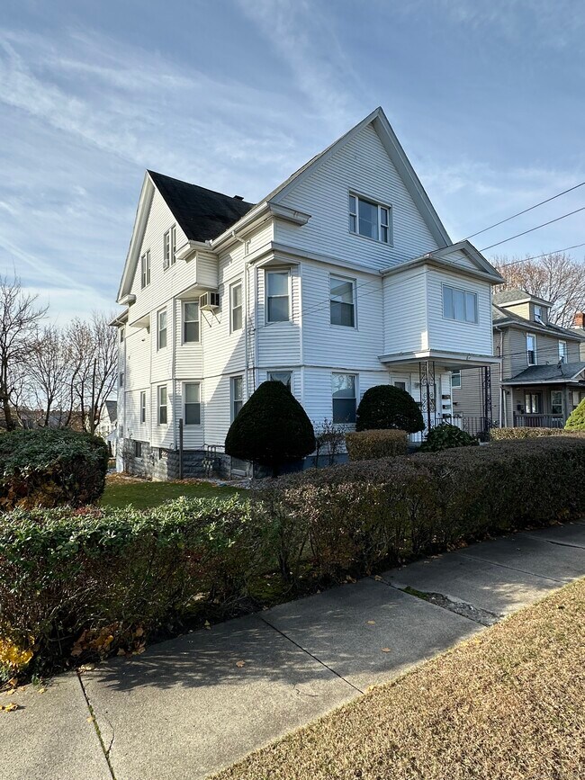 Building Photo - 220 Elliott Ave