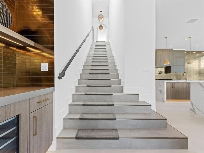 Building Photo - 2657 NE 34th St