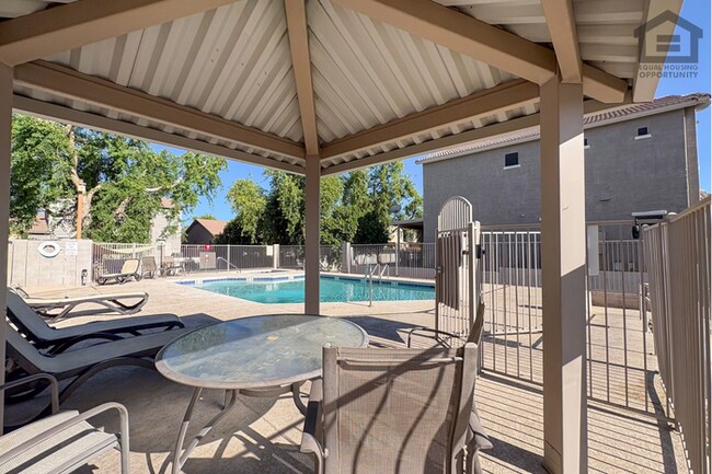 Building Photo - 4Bed/2.5 Bath House at Greenway/75th Ave! Ready for Immediate Move-In! -- Gated Community!