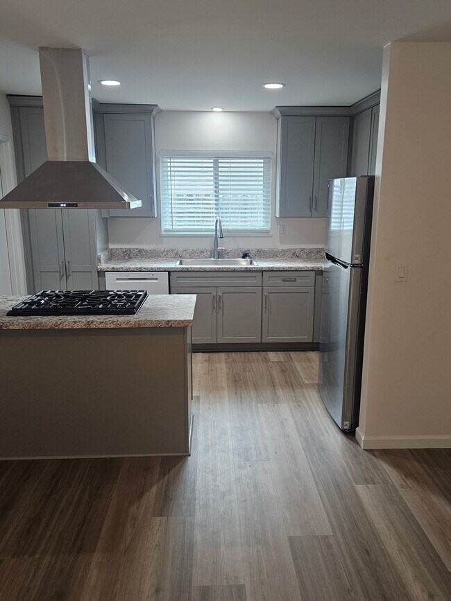 Building Photo - 695 Mayrum St