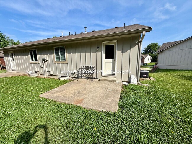 Building Photo - Large Updated 3 Bedroom/2 Bath Duplex in Lee's Summit
