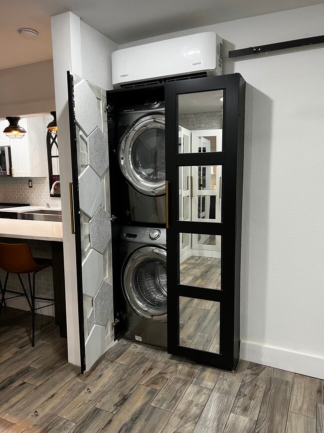 Full Size washer/dryer - 1301 S Howard Ave