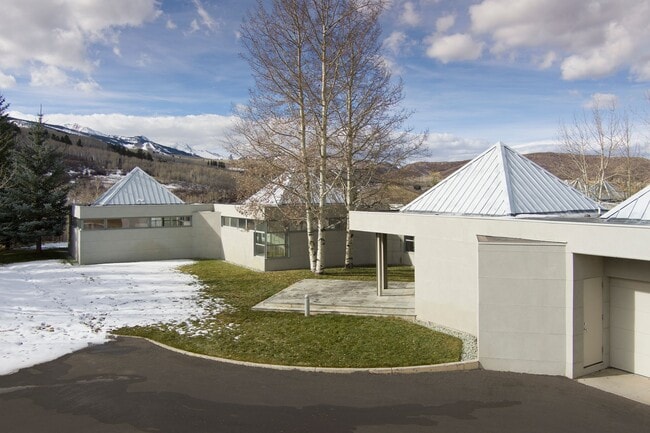 Building Photo - 821 Cluny Rd