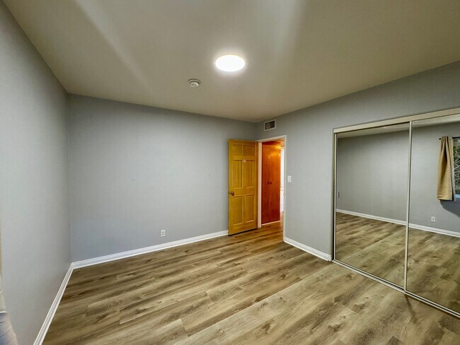 Building Photo - Dickens