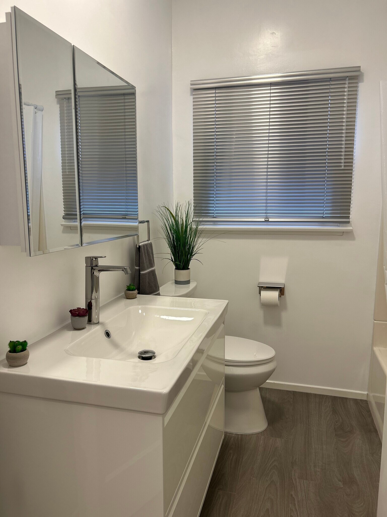 Building Photo - 850 S Kenmore Ave