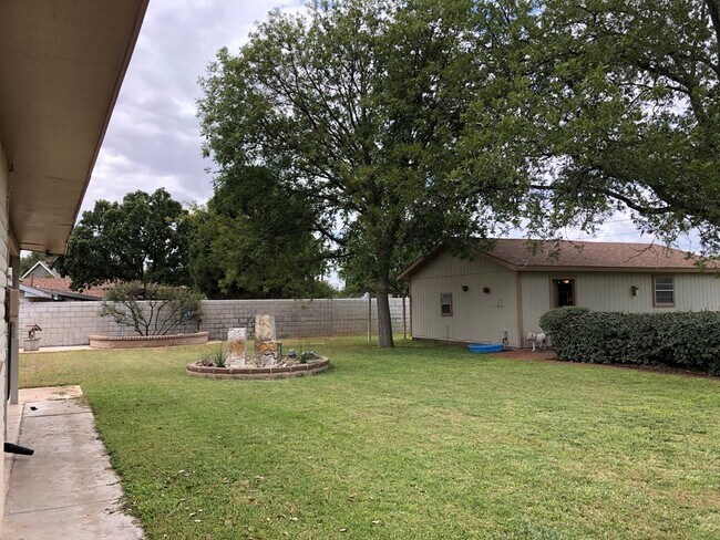 Building Photo - 6209 Glenhaven Dr