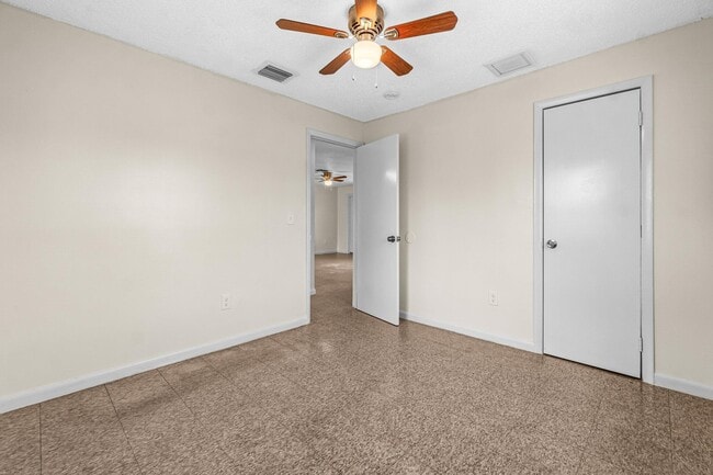 Building Photo - 4786 Gulfstream Rd
