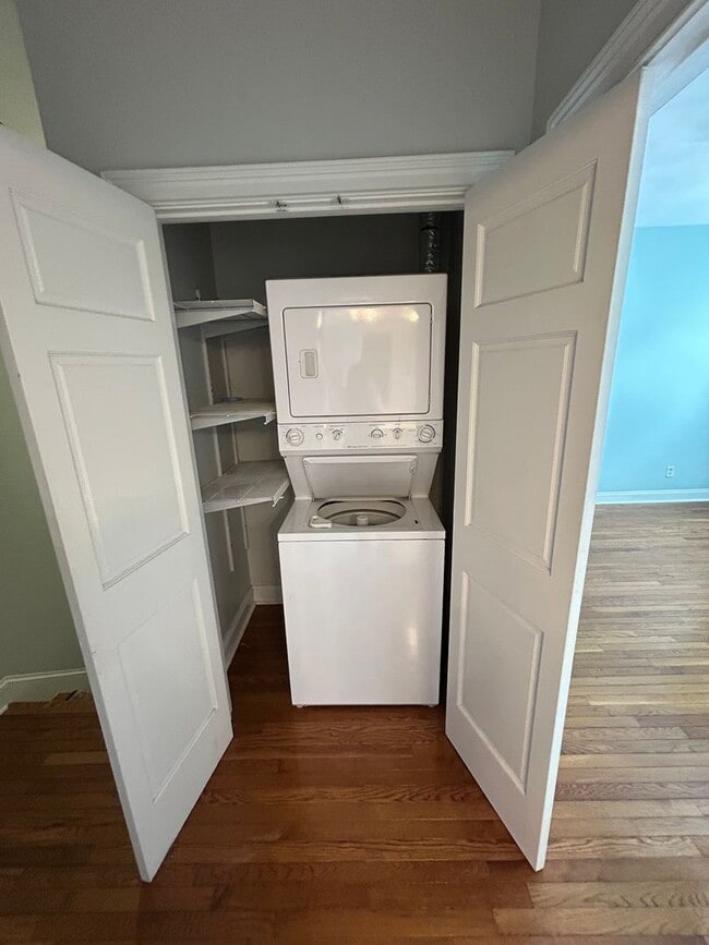 Building Photo - **FIRST MONTH RENT FREE**Charming 3 Bedroom/2 Bathroom with off street parking in Downtown Savann...